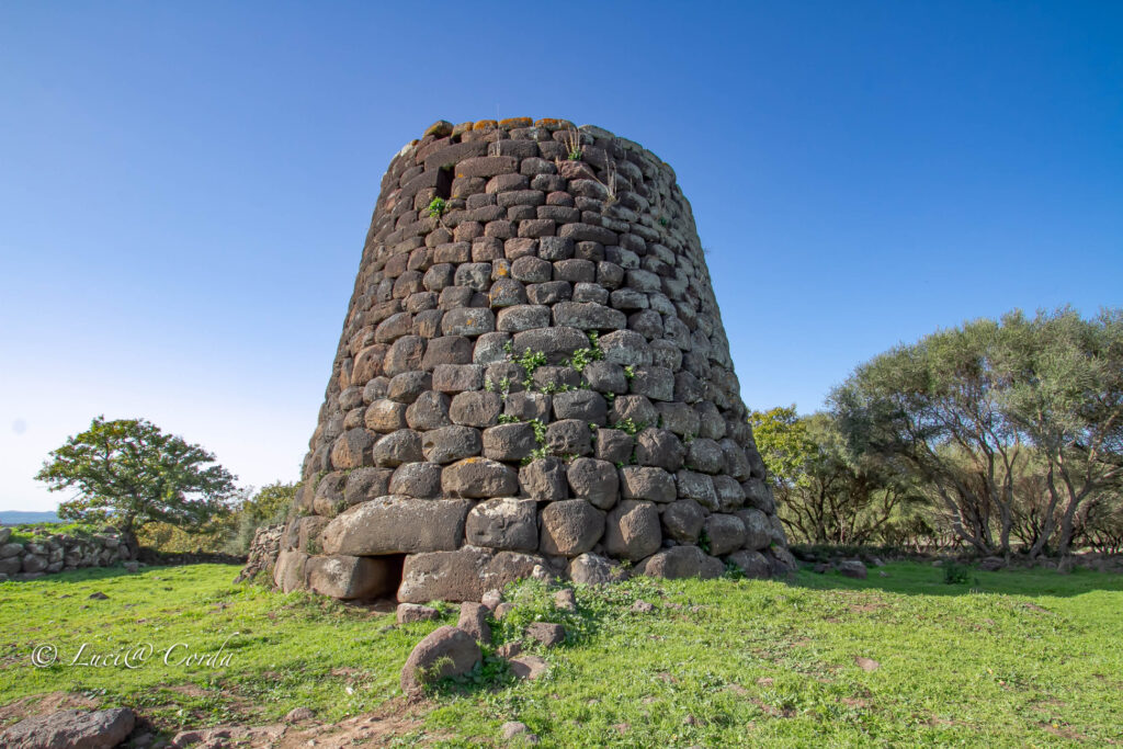 10 g: Nuraghe Ponte a Dualchi und Grab der Riesen Sa Perda ‘e s’Altare in Birori