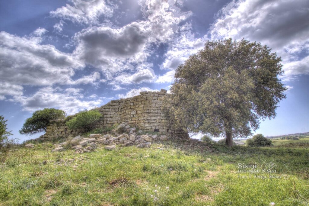 25c: Nuraghe Sisini von Senorbì und die Riesengräber Muttas Nieddas von Gesico