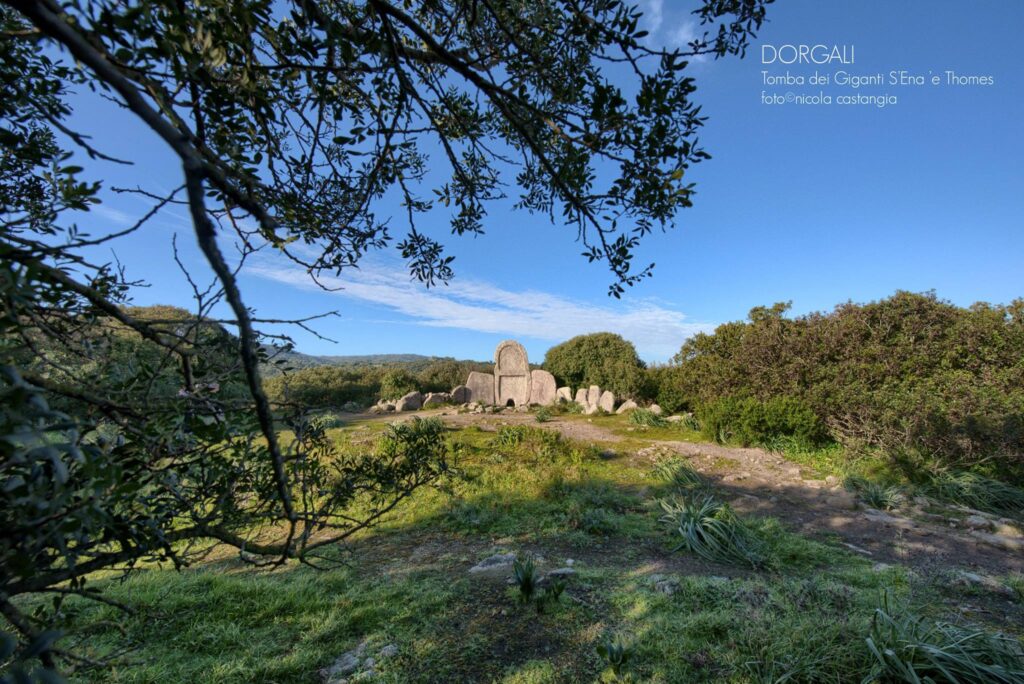 La tumba de los gigantes de S’Ena ‘e Thomes en Dorgali