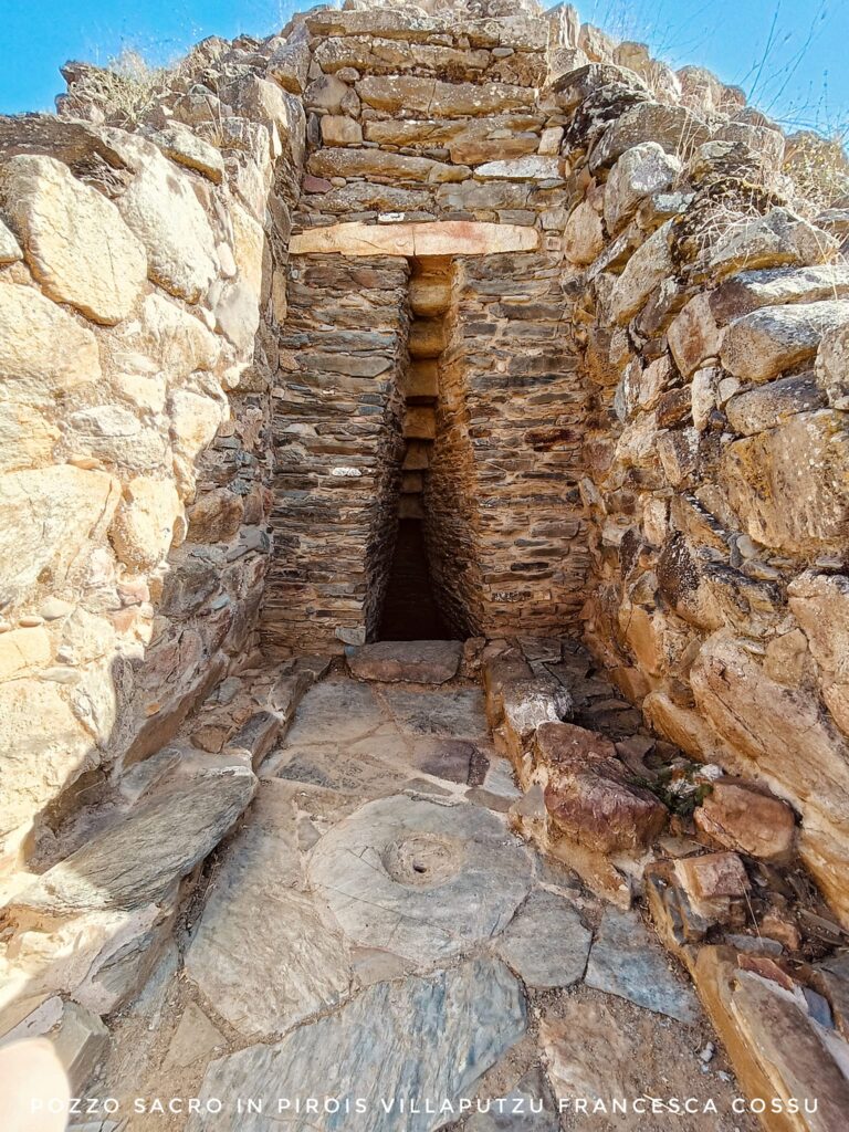 The sacred well Is Pirois is in Villaputzu.