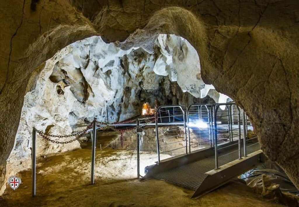 La grotta Corbeddu nel Supramonte di Oliena